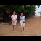 Im Gespräch mit Marga auf dem Rückweg vom Strand